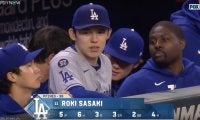 MLB初勝利の佐々木朗希、降板後に見せた“一瞬の表情”にファン注目… 中継カメラがとらえた“ほっこりシーン”「また横にスミスコーチｗ」