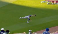 球場騒然！コンフォートが飛んだ！？身体を張ったスーパープレーにファン大興奮「ビッグプレーだったわ」「カッケェー！」