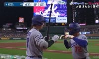 「わんわーん」大谷翔平、同僚の今季初HRを“デコピンポーズ”で祝福 かわいいセレブレーションに「大谷さんとロハス仲良しだなー」の声