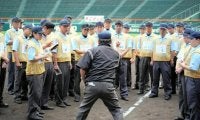 甲子園で高校野球の全国審判講習会　夏の地方大会へ動作や姿勢を確認