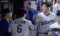 よくやった！大谷翔平が9号HR直後キム・ヘソンに“粋な祝福” 振り返って改めて「ぽんぽんして喜んでる」ベンチで滲む人柄に反響
