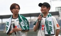 田口貫太騎手「今日はサッカーを好きになりに来ました」 西塚洸二騎手とともにJ3岐阜のホーム戦盛り上げ