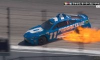 “炎上”も現地実況大興奮！？ レース中にマシンが火を噴く瞬間…真っ赤に染まるボディ「エンジン逝った？」騒然
