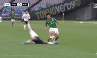 「ファールじゃねぇの」「赤だろ」足を刈り取る危険タックルがノーファールで物議「ちょっと足いってましたけど」元日本代表も苦言