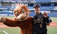 人気キャラが球場をジャック　来場者に混じって22歳右腕もモノマネ披露で大爆笑