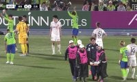 「選手として誇れるね」「プロフェッショナル」担架でピッチ横断の負傷退場に場内からブーイングも選手らがサポーターを制止「脳震盪だから最短距離で」