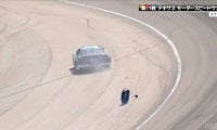何かが飛び散った！ レース中に突然タイヤが外れる戦慄シーン…タイヤは「ボロボロ」視聴者仰天のアクシデント勃発