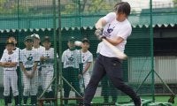50歳の松井秀喜氏、野球教室で豪快な柵越え披露　子どもの「ホームラン」コールに応える