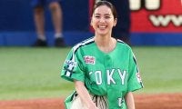 「こんなぴかぴかの笑顔、ある？」神宮に降臨した＂勝利の女神＂が話題　「めちゃめちゃかわいいな」「透明感ありすぎ」