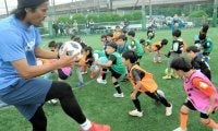 サッカー元日本代表・中沢佑二さんが指導　八千代でサッカースクール