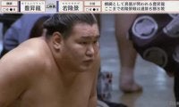 「景気良すぎ」「すごい数だ」豊昇龍、衝撃の懸賞束を鷲掴み 衝撃光景にどよめき 「懸賞は大変なことに」藤井康生アナも驚きの懸賞事情