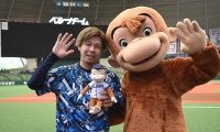 選手も興奮「よく見ていました」　おさるのジョージ来場…ウキウキ始球式や撮影会も