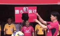 Jリーグ審判団も吹き出す！芸人ジェラードンの“角刈り通り抜け”にサッカーファン大爆笑「シュールすぎるw」「なんでこんなに面白いの」