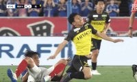 驚愕…Jリーグで“２連続の危険プレー”が警告なし衝撃判定！「荒すぎるだろ」「なんでカードでないの？」「アドバンテージで流すのはいいけど…」
