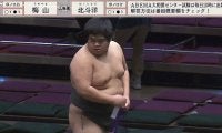 「落ちつけ」「まわしがw」力士に“初々しい”ハプニング発生 取組直後の一コマにファンほっこり