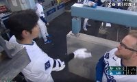 大谷翔平、ベンチでの“熱血アドバイス姿”が話題に「大谷先生w」 “悩める大砲”に指導→ホームランで即結果「いきなり打ってるやんw」「名コーチすぎる」