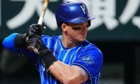 オースティン、お目覚め1号は貴重な勝ち越し2ラン→松尾も2者連発…神宮球場は騒然