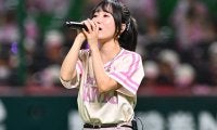 大人気歌手がミニスカ始球式　特別ユニで登場…美声で熱唱→大きく逸れて照れ笑い
