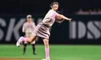 バズった大人気歌手の“ピンク仕様”が「めっちゃ可愛い」　福岡での豪快投球が反響
