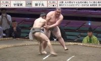最小兵力士が\"土俵の上で大回転\"する衝撃光景「何回転したんだよw」「対戦力士も笑ってるやんw」館内はどよめきと拍手