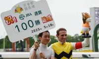 A.シュタルケ騎手がJRA通算100勝達成！ 「この3週間ほど勝てずに悔しい思いをしており…」