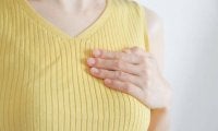 【医師に相談】乳房の痛みの原因とは