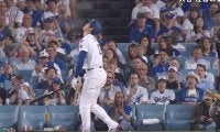 一体、何が起きた？ 大谷翔平に“想定外の珍ハプニング”「珍しいな」「これは痛い…」自打球2発直撃→大絶叫、フラフラしてしまう… ファン騒然