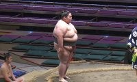 土俵の降り方が「かわいい」 220キロ巨漢力士、“まさか”の行動にファン熱視線