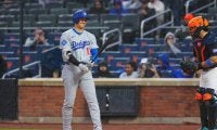 大谷出場ドジャース戦、雨で試合中断　シート敷かれる…NYでのメッツ戦、出塁後に珍事発生