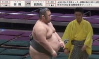 「すしざんまいかよw」勝ってポーズを取る力士と敗れた力士はなぜか笑顔……“取組後の謎展開”にファン熱視線「土俵の上がカオス」「どうなってんだw」