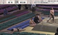 「大丈夫か」土俵際の“一撃”に離れた場所でぶっ倒れる力士「礼儀作法学んでいって」超若手の成長に期待する声も