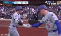 歓喜のド軍ナインと対照的？フリーマン＆大谷翔平、HR直後のやり取りがアツい！ 大谷が「ペコリ」中継が捉えた“仕草”に注目