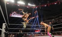 どうなってるの？ “元体操”金髪美女レスラーが「史上最高難度」の衝撃技を披露…「こんなの見たことない」トップロープから“逆前転”で首を掴む妙技
