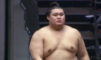大の里、大一番を前に花道奥で見せた“謎の動き” カメラが捉えた瞬間 第75代横綱誕生に「大豊時代の到来」「来場所が楽しみ」ファン歓喜【大相撲五月場所】