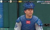 頼れる24歳の神送球！強肩発動→チャレンジ成功で盗塁阻止 “連携プレー”にファン称賛「ラッシングすげーな」「やるやん」