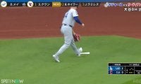 一体何が…ドジャース外野手が“バスケ選手”に変身した珍シーン！？華麗な飛来物処理→ダンクシュートに投手はサムアップポーズ