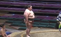 土俵の降り方が「かわいい」 220キロ巨漢力士、“まさか”の行動 「降り方w」「モフモフしたい」ファン注目の一コマ【大相撲五月場所】