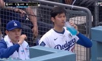 「なんか飲んでる」大谷翔平＆佐々木朗希がフリーマンの打席中に…希少2Sにファン釘付けも“真顔” まさかの無関心シーンが話題に