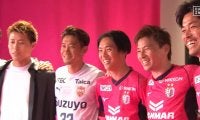 「清水エスパルス香川真司爆誕！？」「似合いすぎ」香川＆乾のユニ交換が話題沸騰「ゴージャスが過ぎる」柿谷、毎熊ら豪華“戦友”集合写真でファン歓喜
