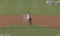あぶない！ ドジャース戦で珍事発生…とんでもない大暴投→審判の“ファインプレー”で全員苦笑いの一部始終「ナイス塁審ｗ」