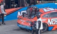 何やってるんだ！？米レースで珍事…ピットクルーがシボレーに「ニードロップ」 マシン後部に乗っかる「箱車ならでは」の荒療治が話題沸騰！