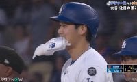 してやったり！大谷翔平、元同僚に“ニンマリ”「悪ガキの顔」「笑ってたなw」超速ヒット→塁上で見せた表情が話題