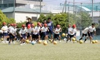 カマタマーレ讃岐の選手ら、高松の小学校でサッカー教室