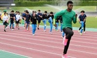 ジャマイカの高校生スプリンター、鳥取の高校陸上部と練習「はやっ」