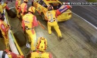 給油ホースに引き摺られた！米レースでピットクルーが危機一髪も「ナイスガスマン」ノーペナで送り出した“プロ業”に称賛の声