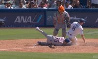 「なんだこりゃ」ドジャースの劇的同点シーンにファン騒然 三本間で挟まれたスミスが間一髪生還「WSだったら今世紀最大の珍プレー」