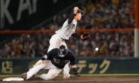 阪神・石井が頭部直撃交代→打ったオリ廣岡が危険スライディングで警告…甲子園騒然