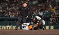 阪神・石井大智、頭部にライナー直撃　倒れ込み動けず担架で運ばれ交代…甲子園騒然
