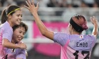 ｢サッカー界のレディー・ガガ｣なでしこウインガー、“へそピ揺れる”爆イケビジュ公開！ピンク＆ブルーのド派手ヘアへのイメチェンに｢超かわいい｣の声