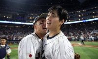 大谷翔平、ヌートバーと再会→談笑→ハグ　WBC世界一戦士が笑顔…“韓国代表”エドマンも加わる